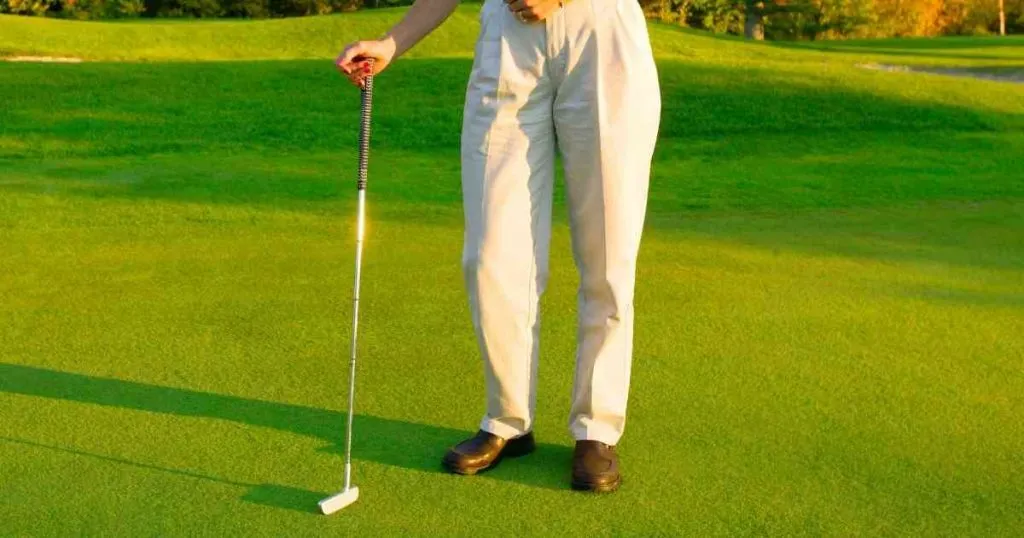 woman using golf putter